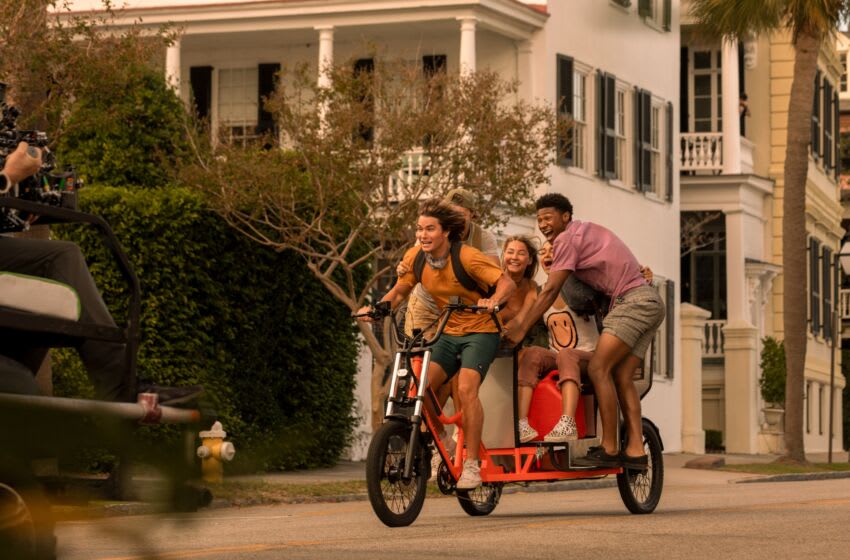 La saison 3 d'Outer Banks n'arrive pas sur Netflix en juin 2022 3 OUTER BANKS (L à R) CHASE STOKES comme JOHN B, RUDY PANKOW comme JJ, MADELYN CLINE comme SARAH CAMERON, MADISON BAILEY comme KIARA et JONATHAN DAVISS comme PAPE dans l'épisode 104 d'OUTER BANKS Cr. JACKSON LEE DAVIS/NETFLIX © 2021