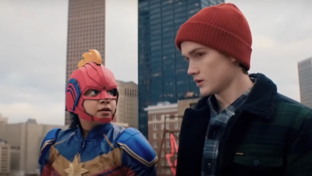 La scène post-générique de Mme Marvel expliquée 3 Kamala Khan et Bruno Carrelli sur un toit dans Mme Marvel sur Disney Plus
