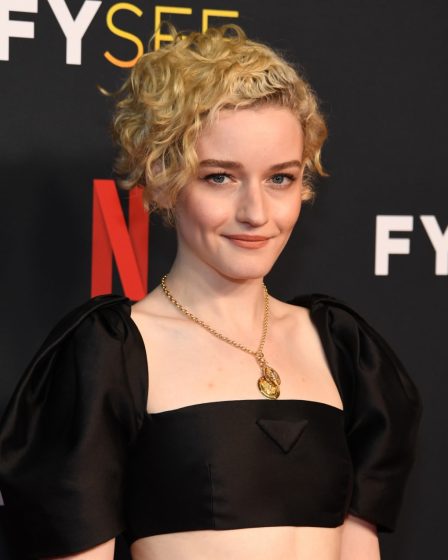 La star de Netflix, Julia Garner, étourdit avec une double nomination aux Emmys 2022 - 45