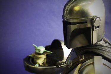 La statue au format premium Mandalorian et Grogu de Sideshow équilibre la force [Exclusive] - 5