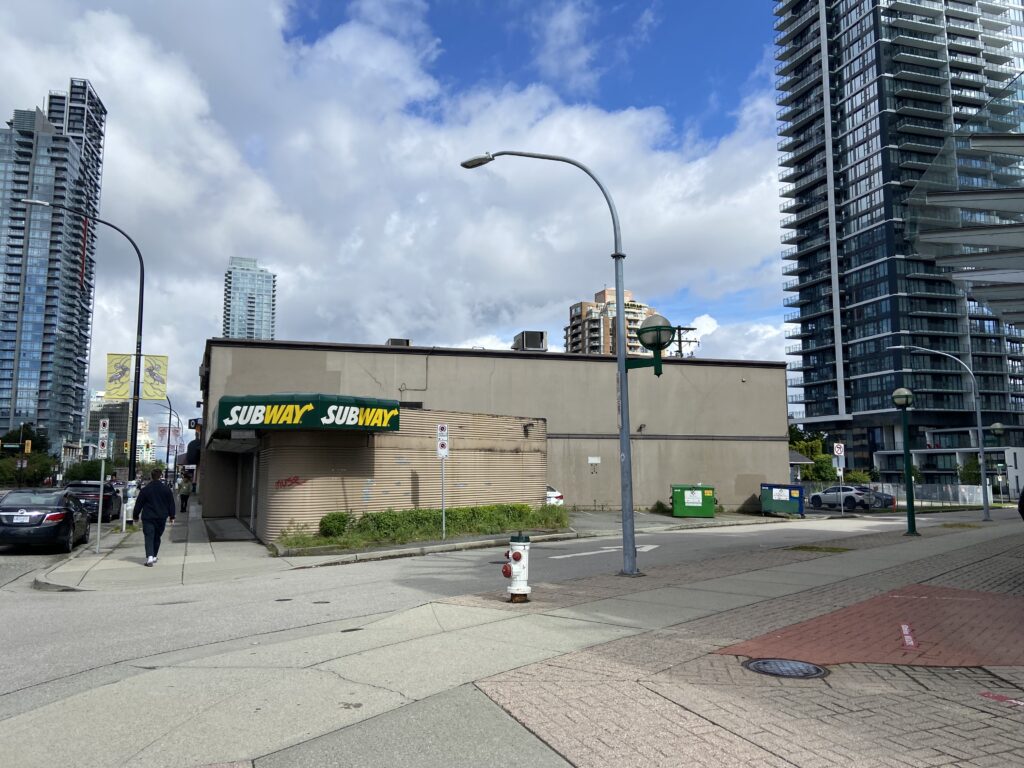 L'art public de Metrotown rate la cible 4 Ce mur blanc pourrait utiliser un peu de couleur pour ajouter un peu de dynamisme à Metrotown, dit Miller. (Marina Miller / Soumis)