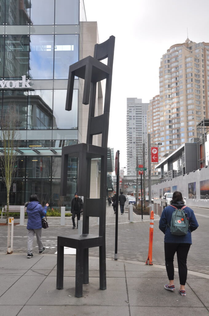 L'art public de Metrotown rate la cible 3 Cette pile de chaises en bronze sur Silver Drive ne correspond pas à la zone, dit Miller. (Marina Miller / Soumis)