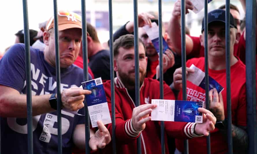 Les supporters de Liverpool coincés hors du sol montrent leurs billets de match.