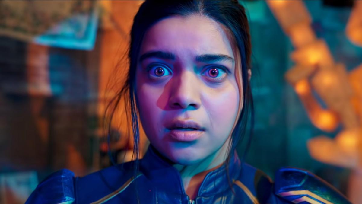 Une photo de la dernière bande-annonce de Mme Marvel montre Iman Vellani alors que Mme Marvel regarde la caméra sous le choc