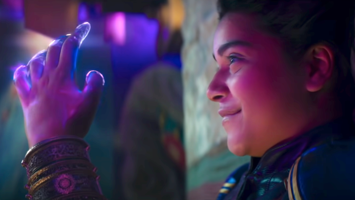 Kamala Khan souriant à ses nouveaux pouvoirs dans la bande-annonce de Ms. Marvel (1)