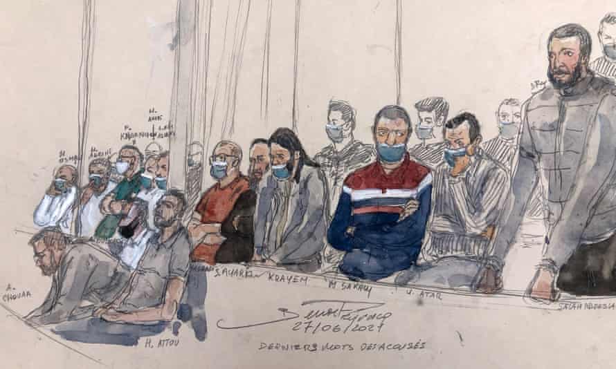 Le procès des attentats de Paris s'achève après 10 mois de témoignages poignants | Attentats de Paris 1 Croquis du tribunal réalisé le 27 juin 2022, montrant l'accusé Salah Abdeslam (à droite) debout à côté de 13 autres accusés.