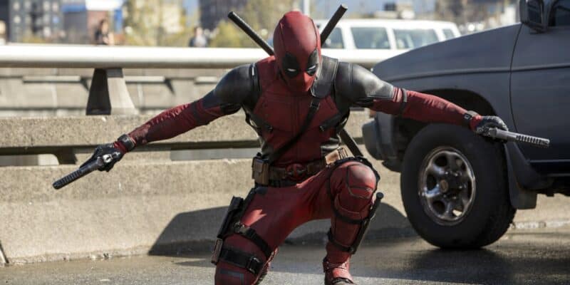 Deadpool atterrit sur ses pieds avec ses armes à la main.