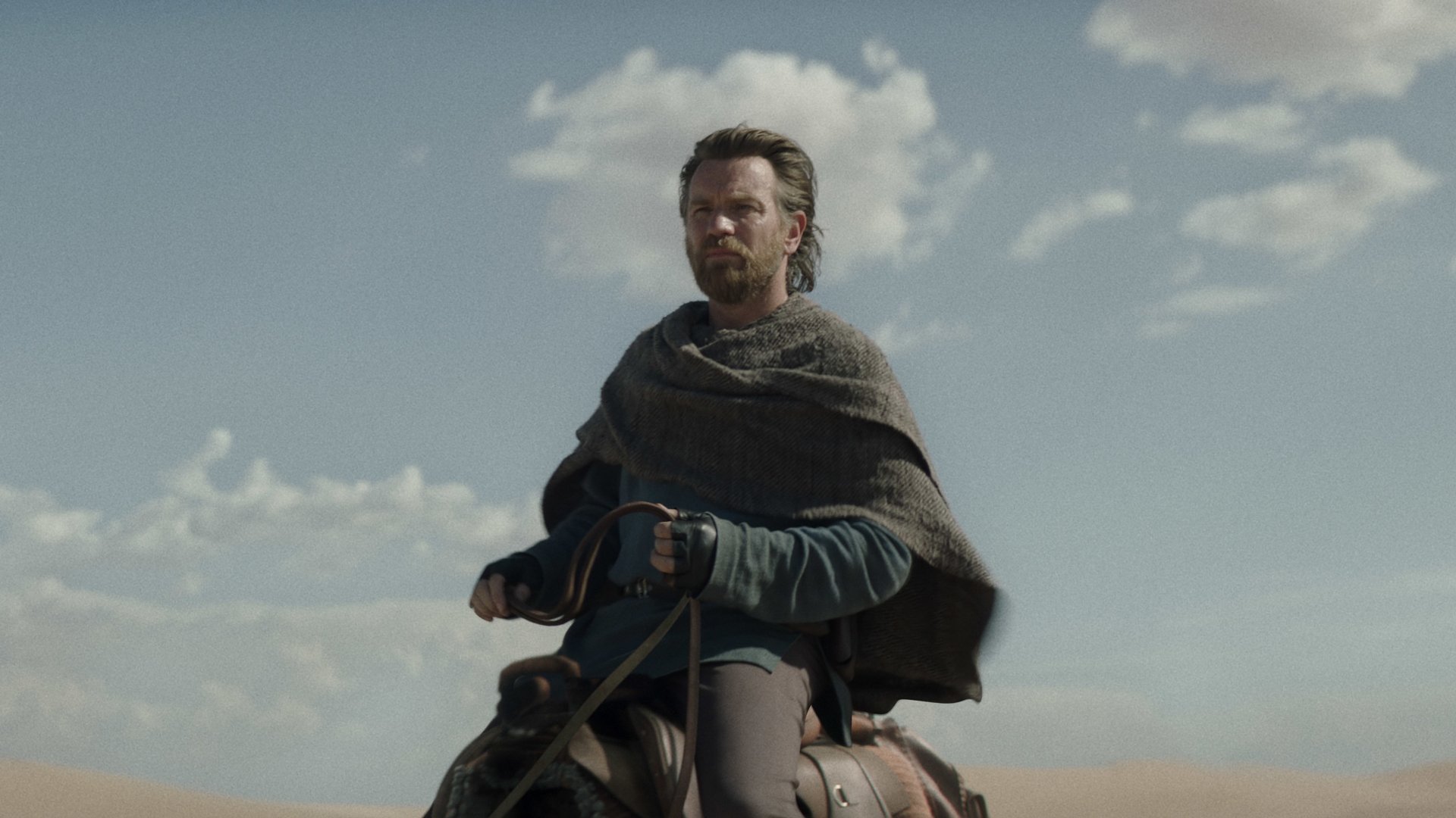 Ewan McGregor est assis sur un animal ressemblant à un chameau dans le désert en tant que personnage d'Obi-Wan Kenobi.