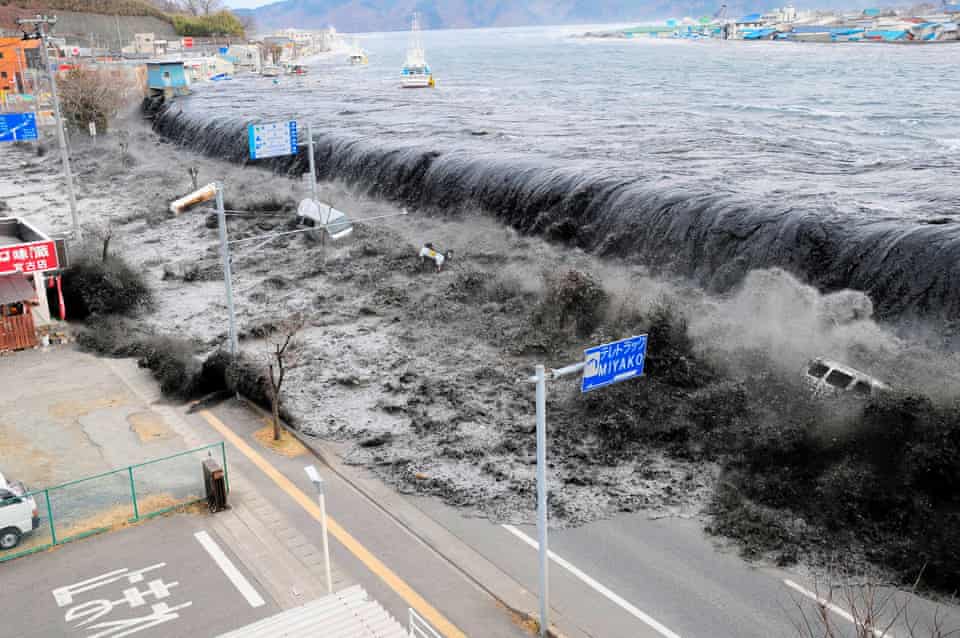 Marseille, Alexandrie et Istanbul se préparent au tsunami méditerranéen | Tsunamis 1 Une énorme vague plane sur la route du front de mer, emportant les voitures