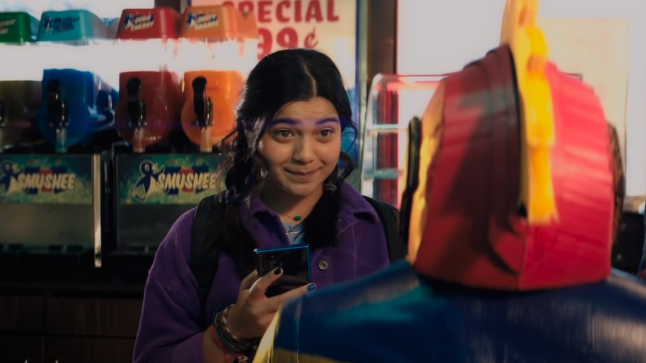 Mme Marvel et 10 autres grandes représentations de personnages musulmans dans les films et la télévision récents 3 Kamala regarde un masque en magasin sur Mme Marvel
