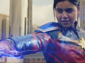 Iman Vellani comme Mme.  Marvel / Kamala Khan dans Ms.  Merveille.