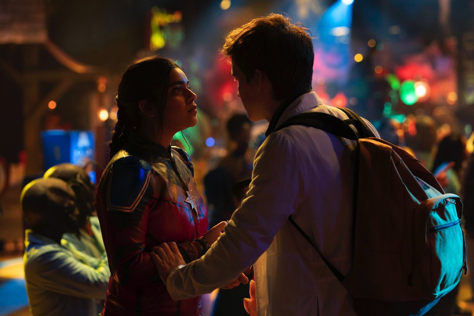 Nous savons enfin comment Mme Marvel s'intègre dans la chronologie du MCU 3 (LR) : Iman Vellani en tant que Mme. Marvel / Kamala Khan et Matt Lintz dans le rôle de Bruno dans Ms. Merveille.