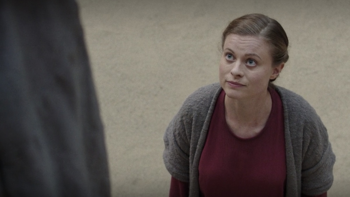 OBI-WAN KENOBI a montré qu'Owen et Beru étaient plus courageux que nous ne le savions 4 Tante Beru parle à son mari d'Owen sur Obi-Wan Kenobi