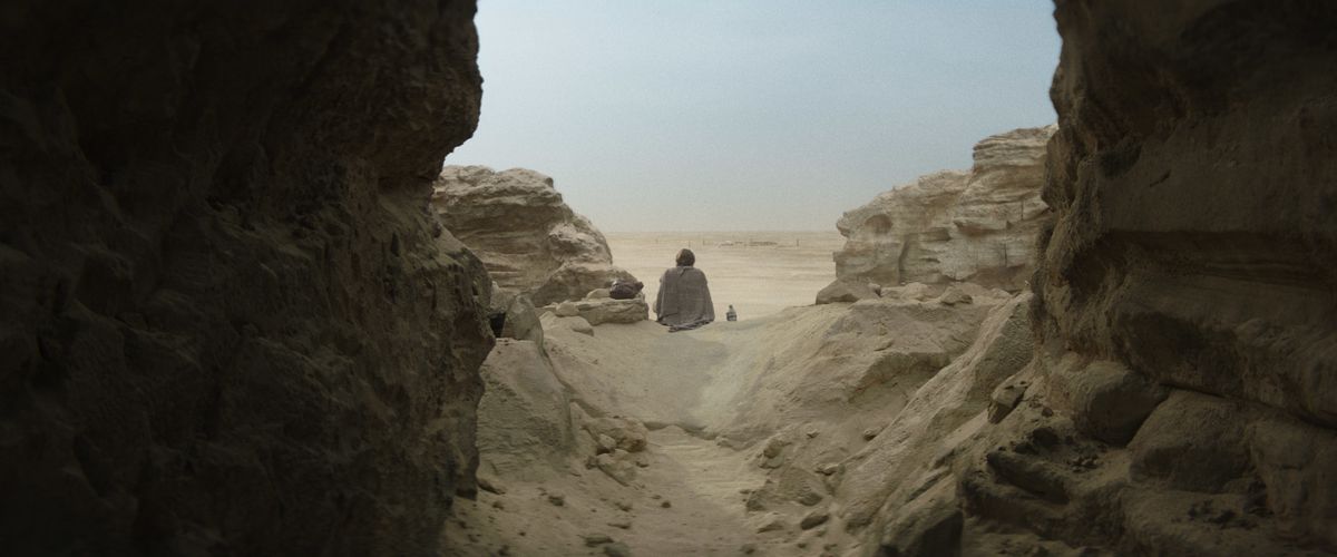 Obi-Wan assis dans la terre regardant le désert