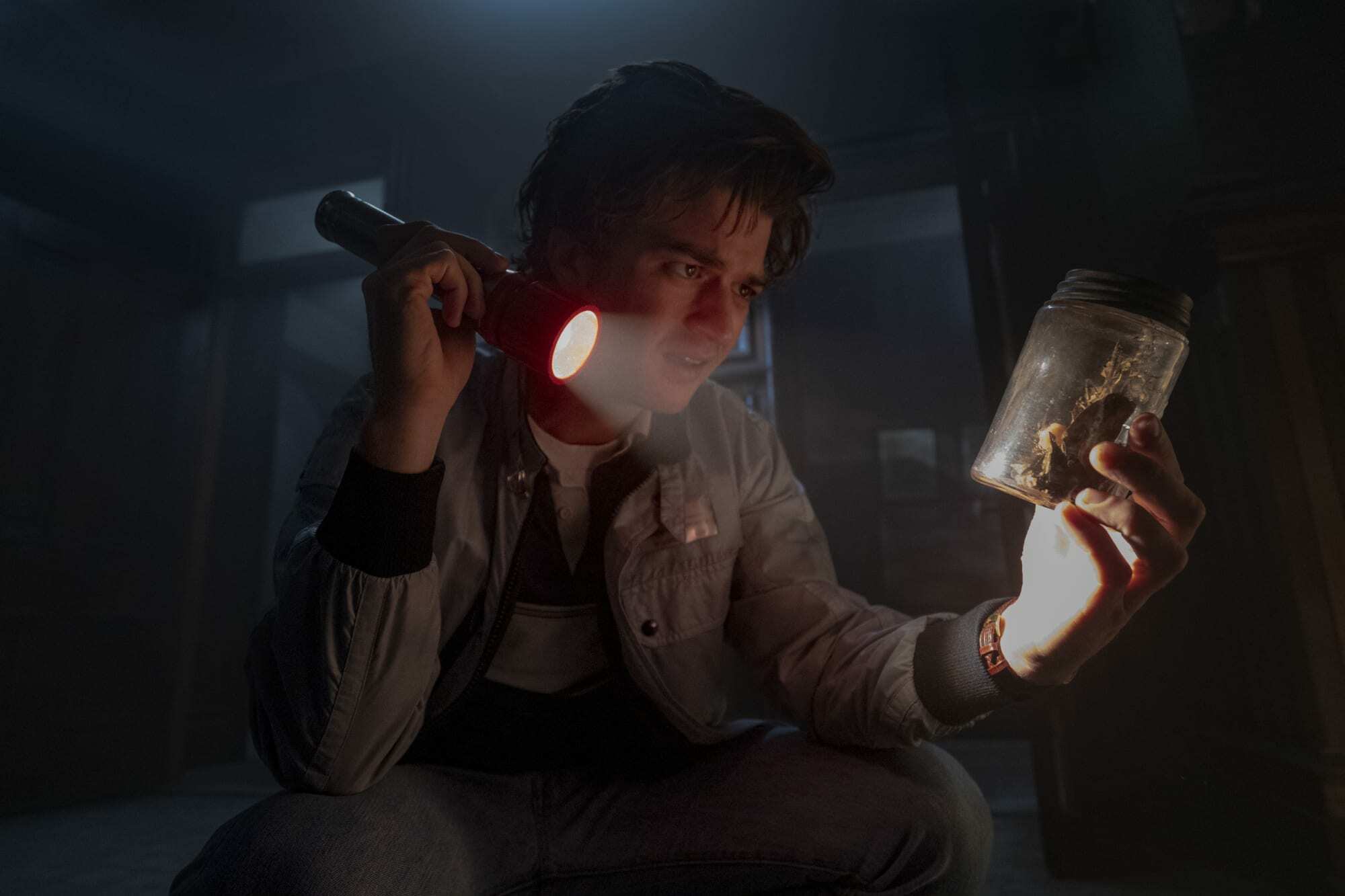 Obtenir un Stranger Things lampe torche de chasse Demogorgon édition collector 2 Obtenir un Stranger Things lampe torche de chasse Demogorgon édition collector - 1