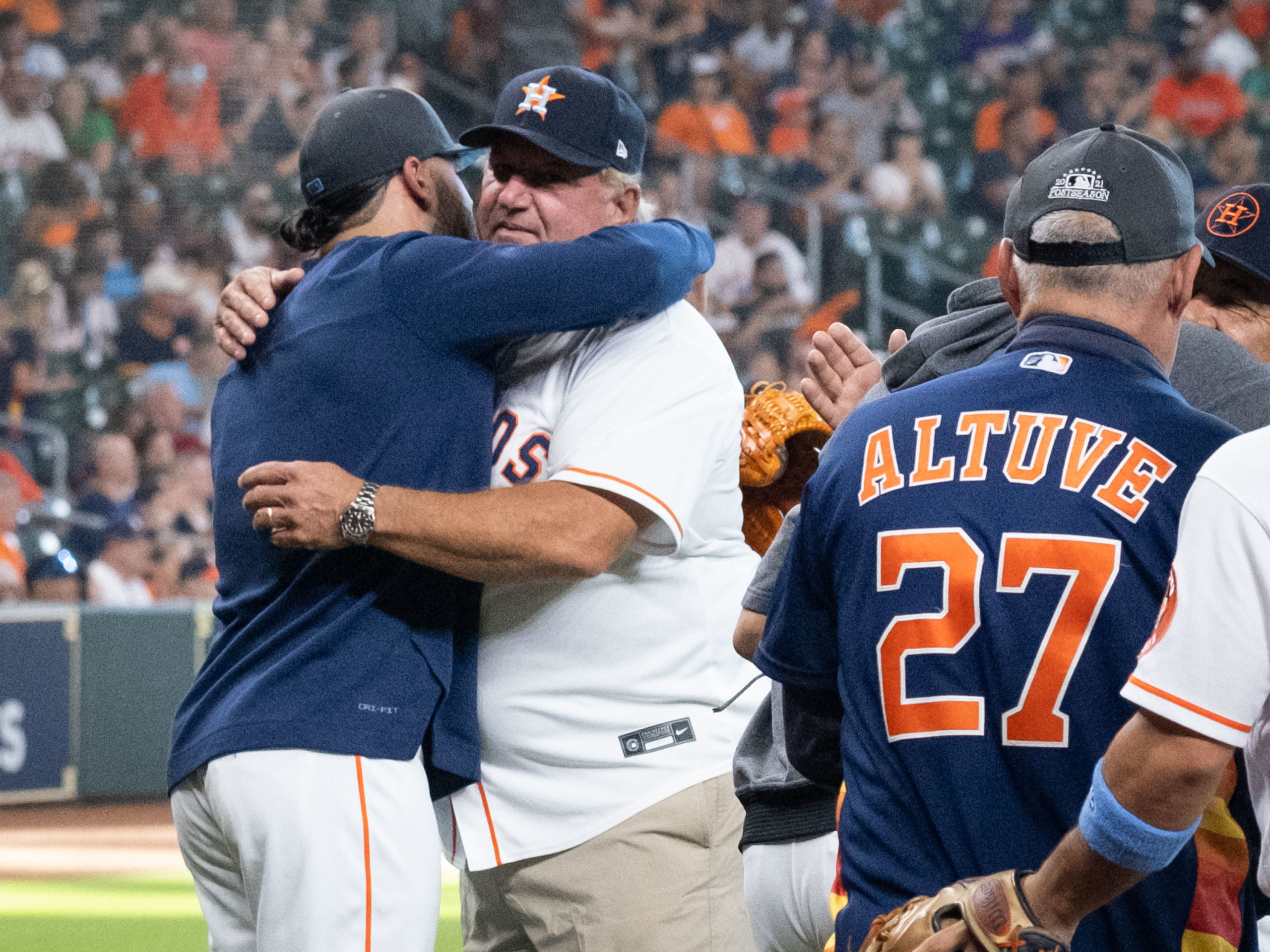 Papas fiers - Lance McCullers Sr., d'autres papas astros s'émerveillent de ce que leurs fils ont fait dans la vitrine de la fête des pères d'astros bien-être 3 Le jour de la fête des pères, trois joueurs d'Astros ont amené leurs pères au match de baseball pour voir leur coéquipier de Houston battre les Chicago While Sox, au Minute Maid Park