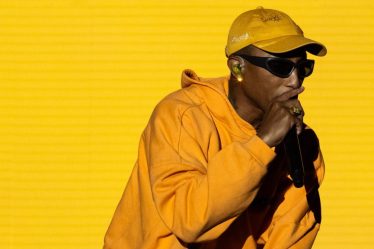 Pharrell et ses amis brillent à quelque chose dans l'eau 2022 : voir les photos - VIBE.com - 9