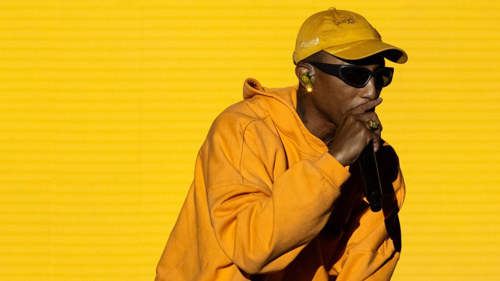 Pharrell et ses amis brillent à quelque chose dans l'eau 2022 : voir les photos - VIBE.com 2 Pharrell et ses amis brillent à quelque chose dans l'eau 2022 : voir les photos - VIBE.com - 1
