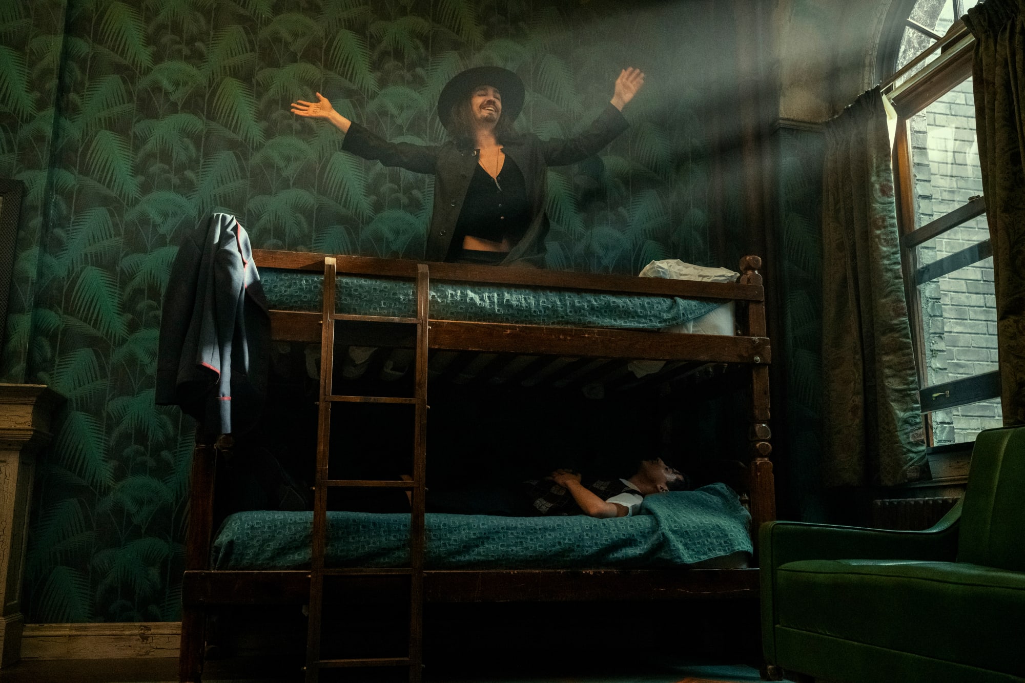 Quel est le pouvoir de Klaus Hargreeves dans The Umbrella Academy? 2 Quel est le pouvoir de Klaus Hargreeves dans The Umbrella Academy? - 1