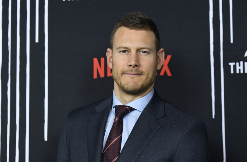 Quelle est la taille de l'acteur de The Umbrella Academy ? 3 HOLLYWOOD, CALIFORNIE - 12 FÉVRIER : Tom Hopper assiste à la première de Netflix