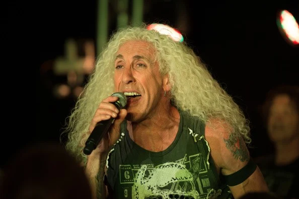 Quelle est la valeur nette de Dee Snider? Carrière, début de vie, revenus, etc. ! 4 Quelle est la valeur nette de Dee Snider? Carrière, début de vie, revenus, etc. ! - 3