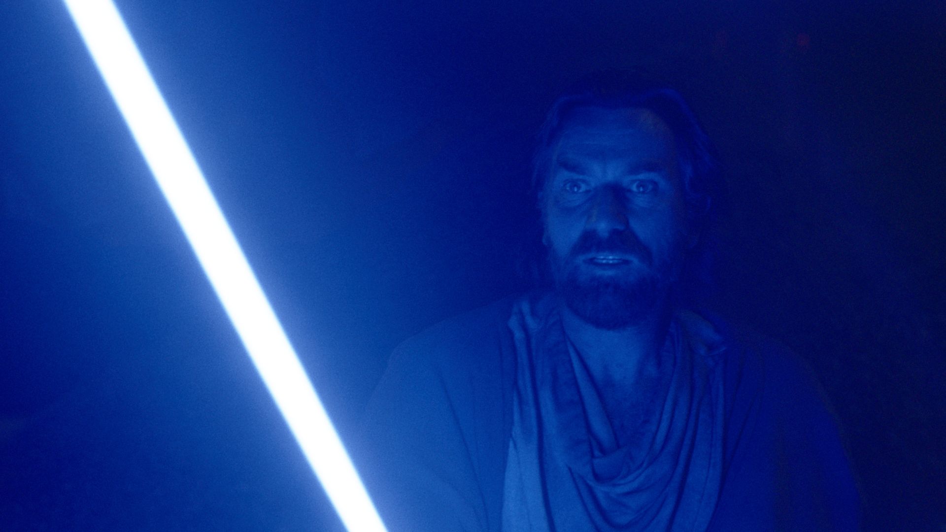 Revue de l'épisode 3 d'Obi-Wan Kenobi : "La série a tout compris à propos de Dark Vador" 3 Obi-Wan Kenobi tenant son sabre laser bleu