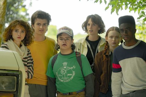 choses étranges l à r natalia dyer comme nancy wheeler, joe keery comme steve harrington, gaten matarazzo comme dustin henderson, maya hawke comme robin buckley, sadie couler comme max mayfield, et caleb mclaughlin comme lucas sinclair dans des choses étranges cr tina rowdennetflix © 2022