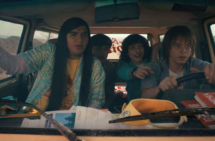 Stranger Things heure de sortie de la saison 4 partie 2 (par fuseau horaire) 3 DES CHOSES PLUS ÉTRANGÈRES. (L à R) Eduardo Franco comme Argyle, Noah Schnapp comme Will Byers, Finn Wolfhard comme Mike Wheeler, et Charlie Heaton comme Jonathan Byers dans STRANGER THINGS. Cr. Avec l'aimable autorisation de Netflix © 2022