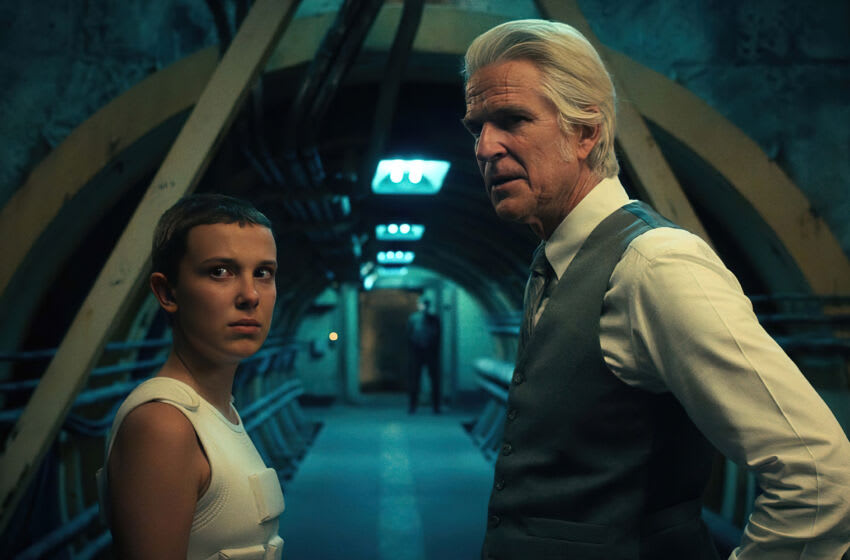 Stranger Things la saison 4 partie 2 a une nouvelle bande-annonce (et nous ne sommes pas d'accord) 3 DES CHOSES PLUS ÉTRANGÈRES. (L à R) Millie Bobby Brown comme onze et Matthew Modine comme Dr. Martin Brenner dans STRANGER THINGS. Cr. Avec l'aimable autorisation de Netflix © 2022
