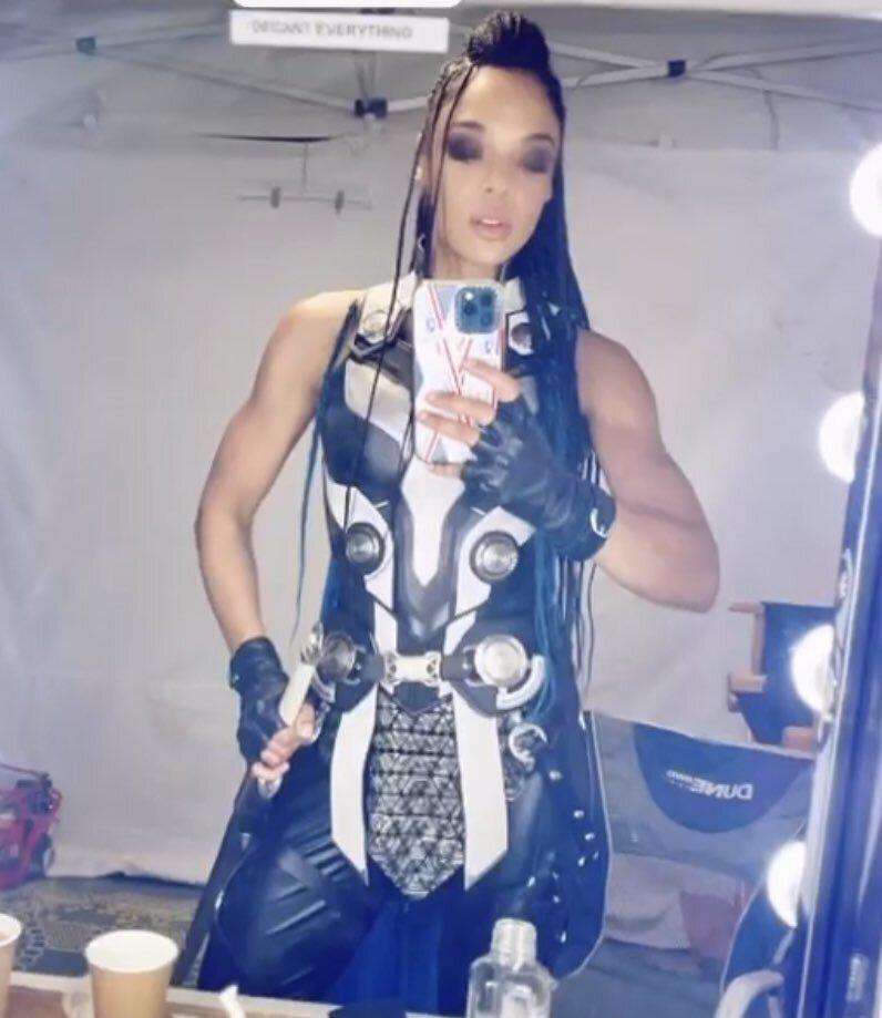 Thor 4 Star s'excuse auprès de Marvel pour avoir partagé une photo de spoil 3 Déguisement de Valkyrie, Thor Love et Thunder