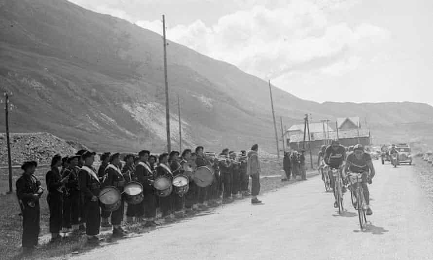 Tour de France : l'obsession nationale d'un mois – archives, 1949 | Tour de France 1 Gino Bartali et Fausto Coppi croisent une fanfare lors de la 17e étape (entre Aoste, Italie et Briançon, France) du Tour de France 1949.