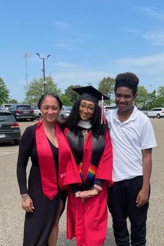 Un brillant avenir devant le plus jeune membre de la promotion 2022 3 Brandee Dordal avec sa famille