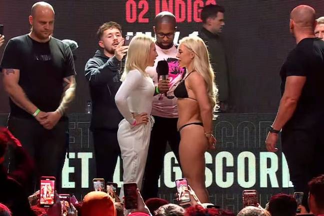 Un combat éclate lors d'un face à face de boxe entre Elle Brooke et Astrid Wett 3 Elle Brooke et Astrid Wett en sont venues aux mains lors de la conférence de presse de mercredi. Crédit : YouTube/Hickez