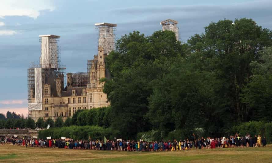 Une femme tuée alors que les tempêtes provoquent le chaos dans toute la France | France 1 Certains des 30 000 Scouts Unitaires de France quittent leur camp après s'être réfugiés au château de Chambord pendant la tempête