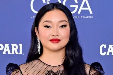 Voir Lana Condor comme jamais auparavant dans la bande-annonce de Boo, Bitch - 11