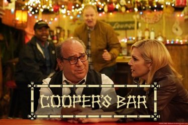 Vous ne pouvez pas attendre la finale de "Better Call Saul" ? Regardez Rhea Seehorn maintenant dans la nouvelle série numérique AMC 'Cooper's Bar' - Deltaplex News - 3
