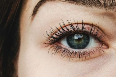 Demandez à une rédactrice beauté : comment faire en sorte que vos cils tiennent une boucle - 25