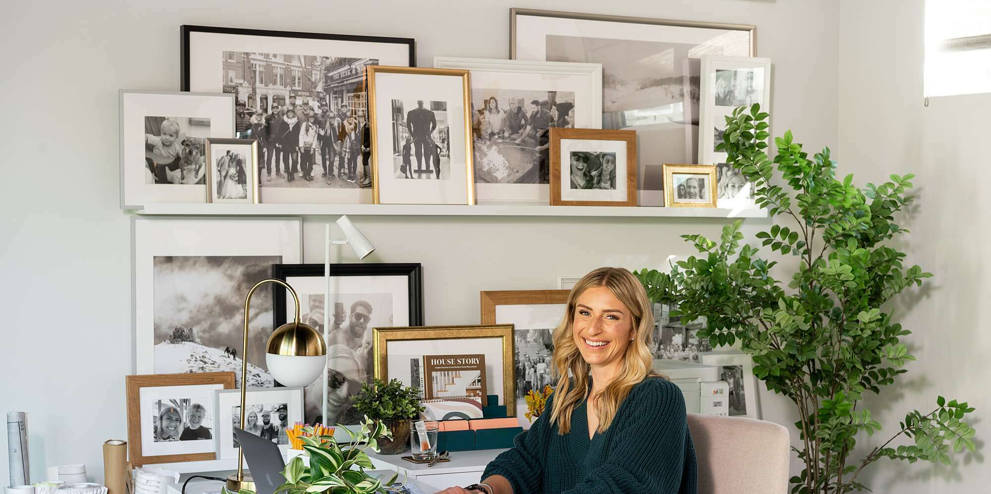 Espace de la semaine : ce petit bureau à domicile présente une idée de mur de galerie géniale que vous voudrez voler 2 Espace de la semaine : ce petit bureau à domicile présente une idée de mur de galerie géniale que vous voudrez voler - 1