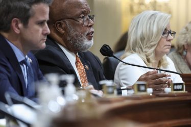 "Elle sait qu'elle n'a pas été volée": Liz Cheney défie la principale rivale républicaine à propos de fausses affirmations électorales de Trump - 9