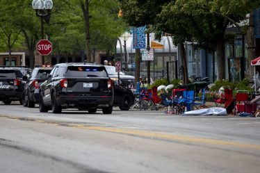 Six morts alors que des coups de feu envoient les spectateurs du défilé du 4 juillet se mettre à l'abri dans la banlieue de Chicago Highland Park, Illinois. - 9
