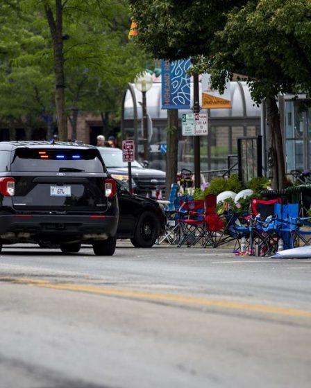 Six morts alors que des coups de feu envoient les spectateurs du défilé du 4 juillet se mettre à l'abri dans la banlieue de Chicago Highland Park, Illinois. - 47