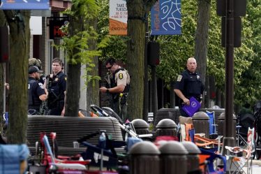 6 morts, 30 blessés dans une fusillade à Chicago ; personne d'intérêt en garde à vue - 7