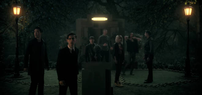 Umbrella Academy Explication de la fin de la saison 3 : Comment cela met en place la saison 4 5 Umbrella Academy La fin de la saison 3 expliquée : Pourquoi ont-ils perdu leurs pouvoirs ?