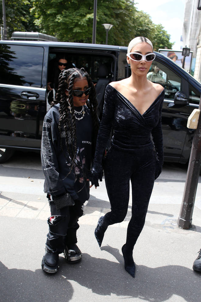 Kim Kardashian et North West portaient des anneaux de nez assortis et Internet vit... 4 North West et Kim Kardashian sont aperçus le 6 juillet 2022 à Paris.
