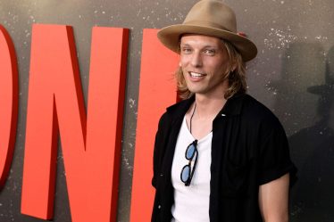 Avec qui Jamie Campbell Bower (Vecna) sort-il ? La Stranger Things statut relationnel de la star - 9