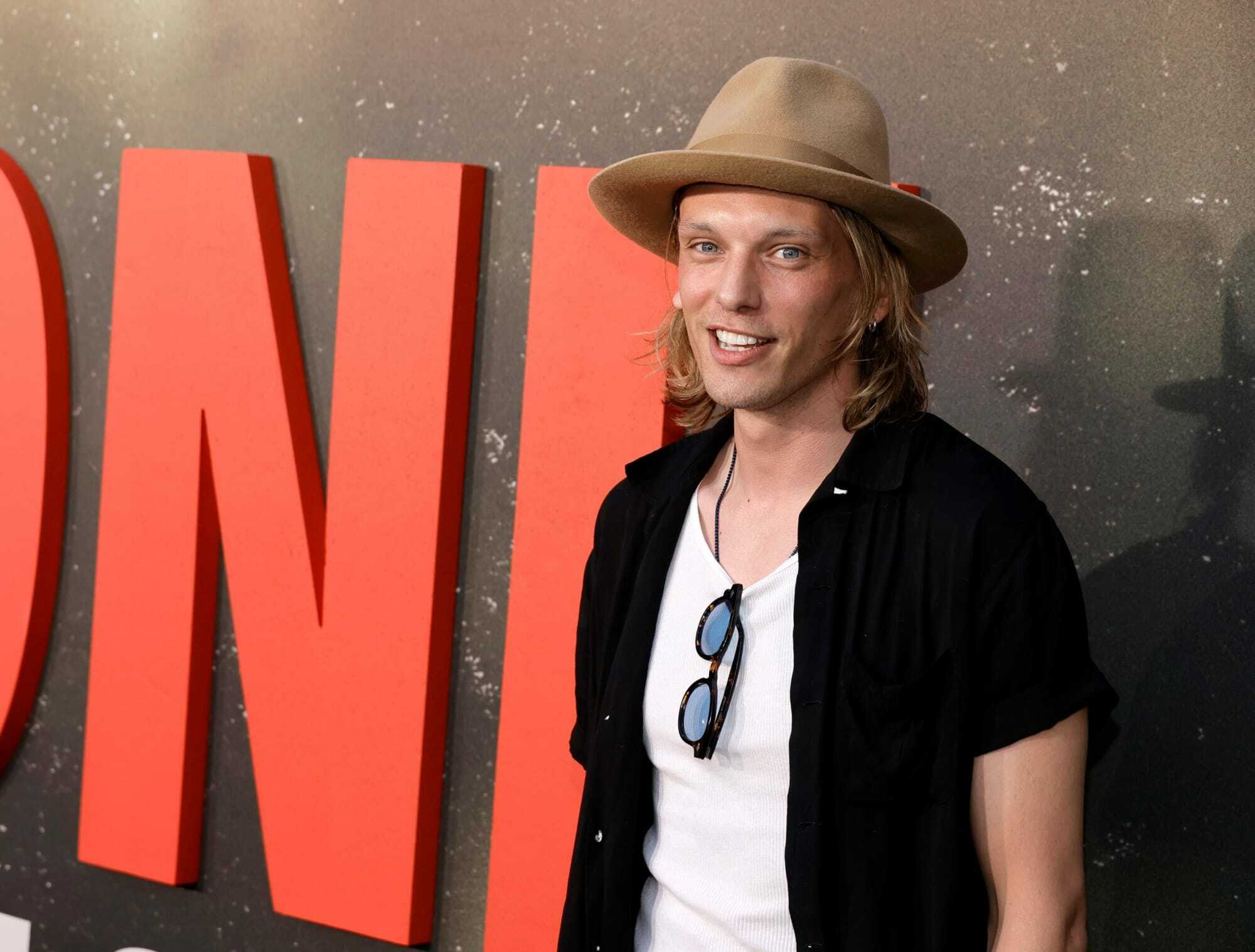 Avec qui Jamie Campbell Bower (Vecna) sort-il ? La Stranger Things statut relationnel de la star - 1