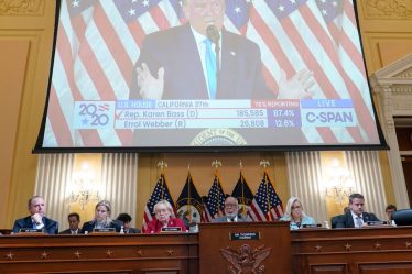 Steve Bannon est maintenant prêt à témoigner alors que le panel du 6 janvier de la Chambre organise une audience aux heures de grande écoute - 7