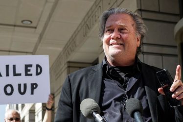 Les critiques violent la volonté soudaine de Bannon, allié de Trump, de témoigner devant le comité restreint du 6 janvier - 5
