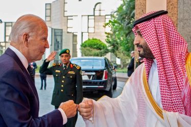 Un coup de poing sans sourire sert de salve d'ouverture dans le tête-à-tête de Biden avec le prince héritier saoudien MBS - 5