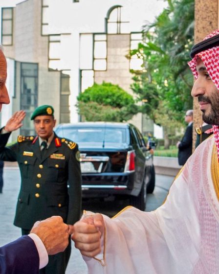 Un coup de poing sans sourire sert de salve d'ouverture dans le tête-à-tête de Biden avec le prince héritier saoudien MBS - 1